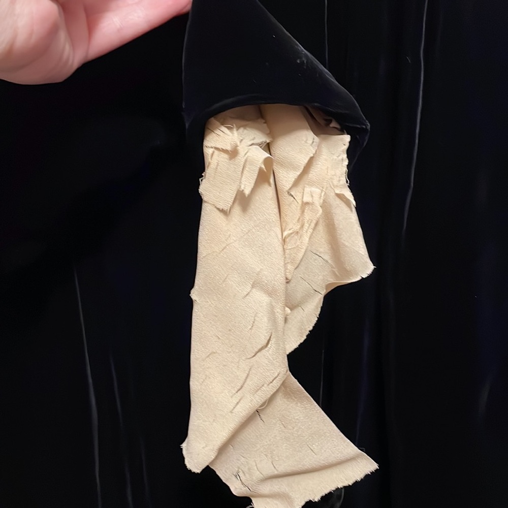 VINTAGE black velvet coat, lined in gold silk. Small. Needs repairs. - Picture 4 of 8
